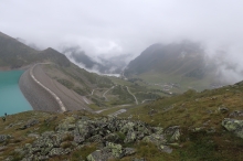 pohled na p�ehradu Finstertal a K�htai p�i sestupu z Neunerkogel