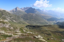 pohled na silnici Via Alpsu z Vier-Quellen-Weg pobl� Oberalpass