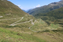 pohled na silnici Via Alpsu z Vier-Quellen-Weg pobl� Oberalpass