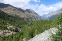 ten visut� mostek u� na n�s �ek�