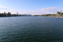 Neue Donau, vzadu op�t na�e obl�ben� brdky (Josefsdorf, Leopoldsberg)