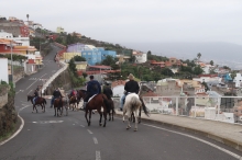 m�stn� kovbojov� na kon�ch, mezc�ch / mul�ch se proh�n� ulicemi Santa �rsula